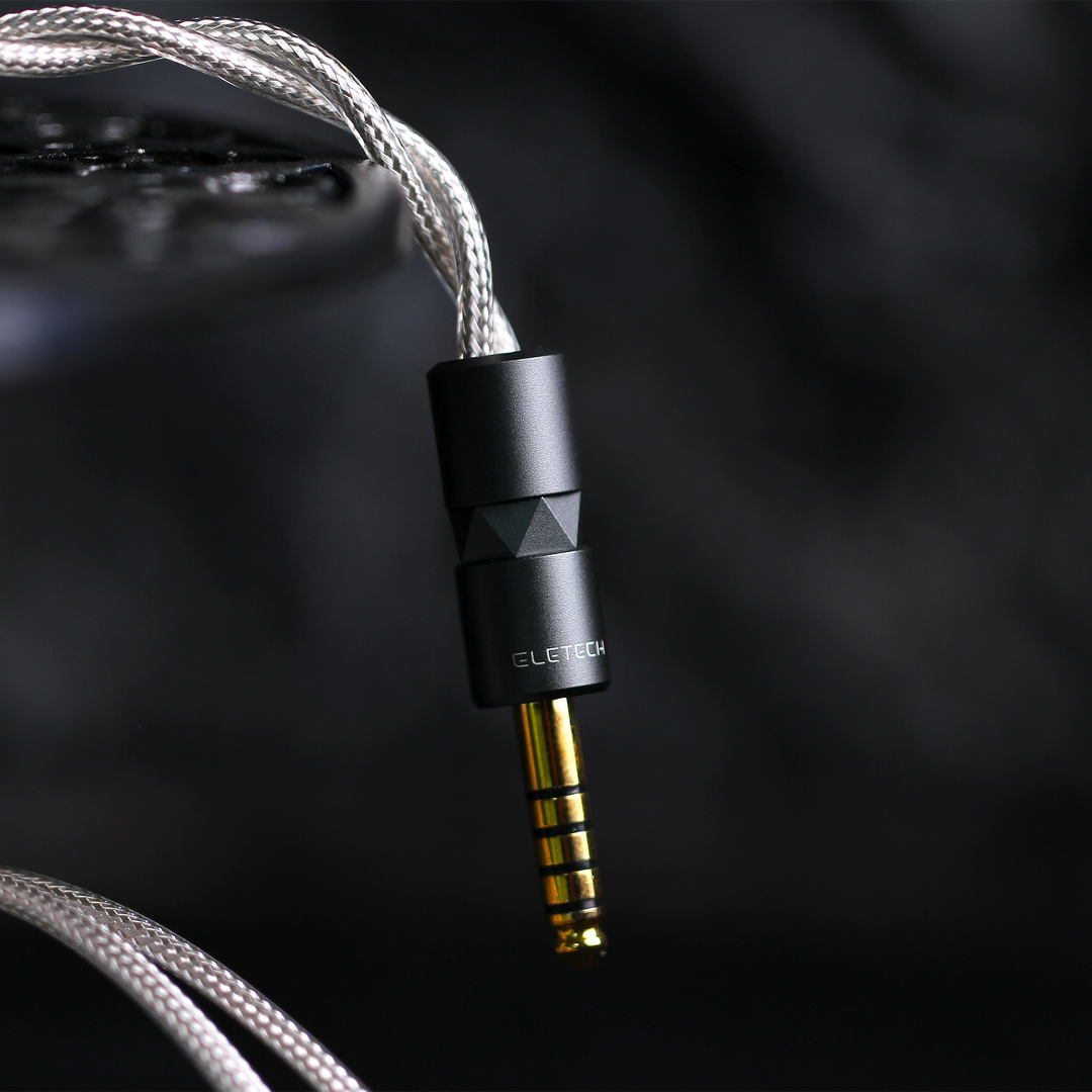 Eletech Cartone closeup of 4.4mm plug