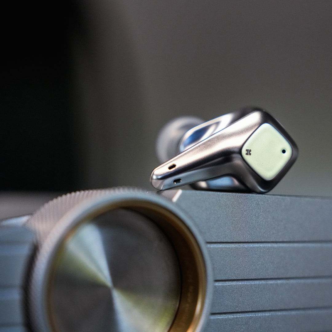 HiFiMAN Svanar Wireless single on top of A&amp;K ACRO CA1000 from Bloom Audio gallery