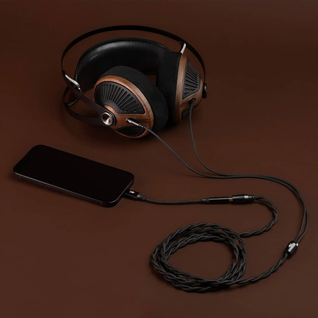 Meze 105 Silva plugged into phone